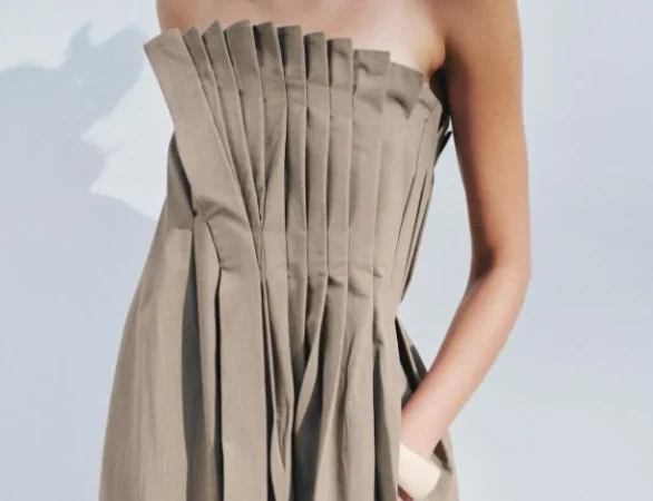 1. Vestido Plisado Arrugado ZW Collection – 90 € en Zara