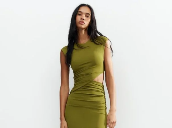 7. Vestido de colección ZW Long Cut Out - 30 € en Zara