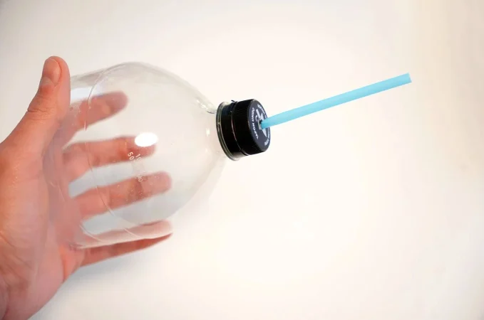 La paja y una botella de plástico: el mejor consejo de limpieza para mi móvil