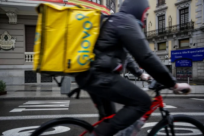 La contratación no acaba con el alquiler ilegal de cuentas de Glovo 1 Merca2.es Repartidor de Glovo en Madrid. Fuente: Agencias