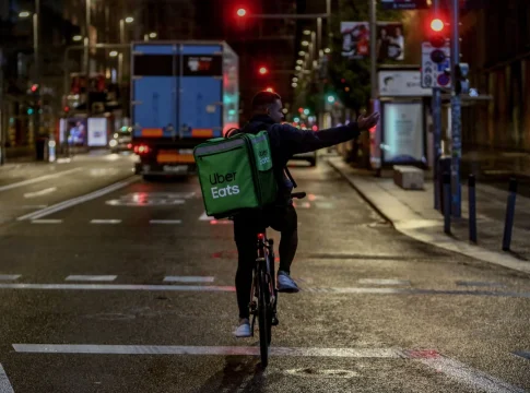 Un repartidor de Uber Eats durante el Toque de queda del confinamiento. Fuente: Agencias