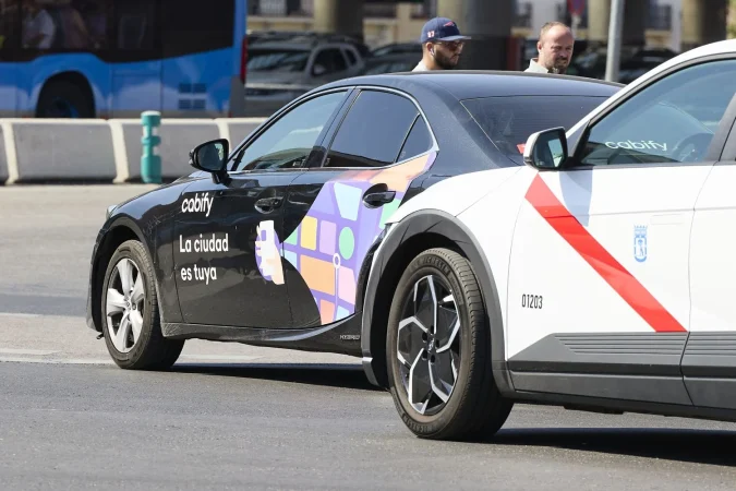 El Govern Balear se niega a equiparar los requisitos de las licencias de taxi a los de Uber, Cabify y Bolt 1 Merca2.es Vehículos de Cabify y los Taxis. Fuente: Agencias