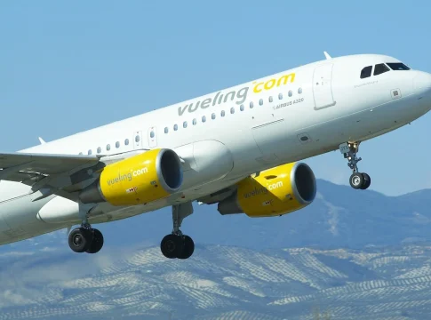 Avión de Vueling camino a Baleares. Fuente: Agencias Avión de Vueling camino a Baleares. Fuente: Agencias