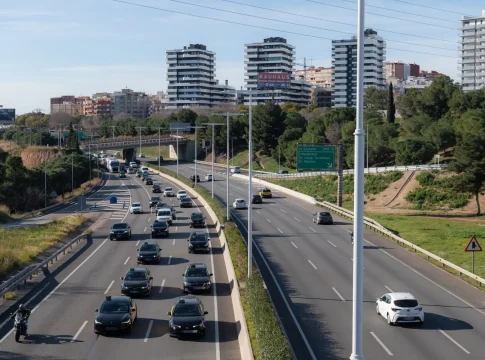 Un grupo de taxis a la altura de Esplugues de Llobregat durante una marcha lenta de taxistas por las rondas de Barcelona, a 29 de enero de 2025. Fuente: Agencias