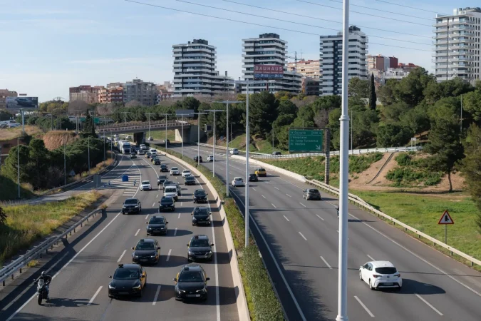 Un grupo de taxis a la altura de Esplugues de Llobregat durante una marcha lenta de taxistas por las rondas de Barcelona, a 29 de enero de 2025. Fuente: Agencias