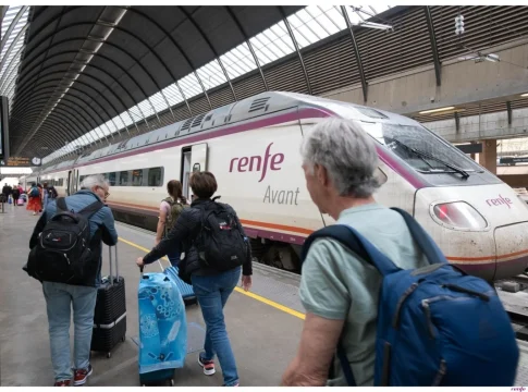 Imagen de un tren Avant de Renfe en Sevilla. Fuente: Angecias Imagen de un tren Avant de Renfe en Sevilla. Fuente: Angecias