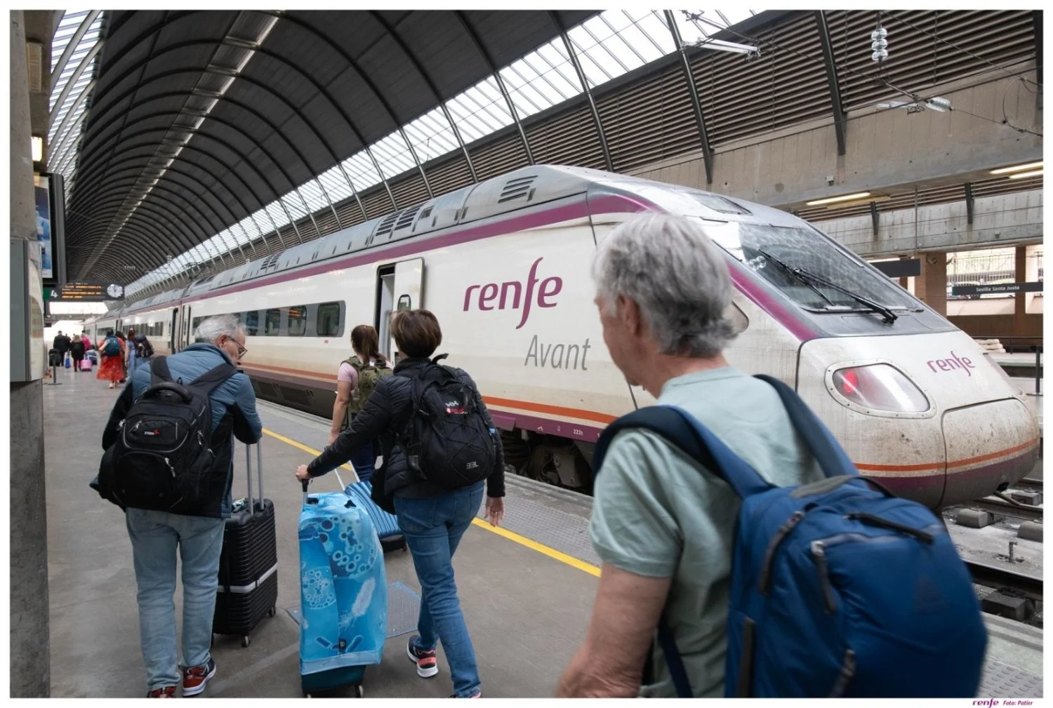Imagen de un tren Avant de Renfe en Sevilla. Fuente: Angecias Imagen de un tren Avant de Renfe en Sevilla. Fuente: Angecias