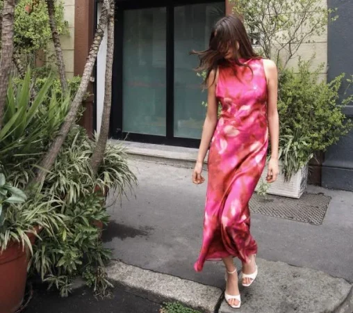 6. Vestido Midi Satinado Estampado - 40 €