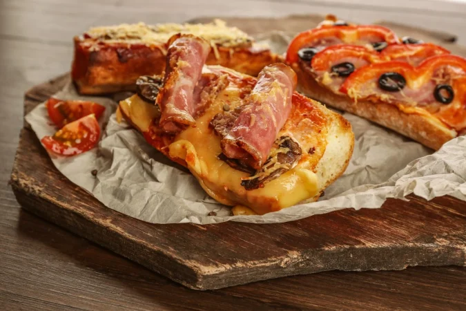 ¿Cómo nació la coca valenciana de embutido?