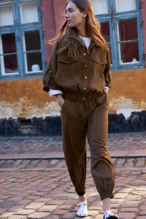 Look relajado y con estilo: el pantalón perfecto y la camisa safari que necesitas