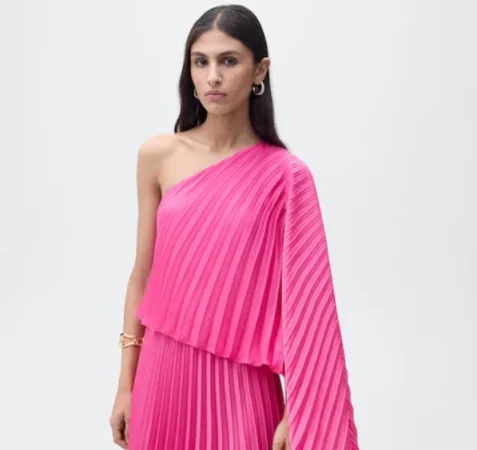 Mango los vestidos asimétricos tendencia para esta primavera a precios nunca vistos 12 Merca2.es El largo vestido de capa de vuelo de Mango: elegancia y sofisticación