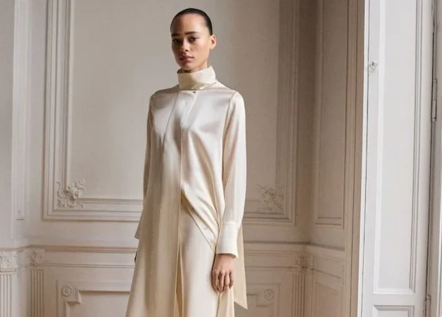 Mango tiene estos increíbles vestidos de novia si estás pensando en casarte por un precio razonable 78 Merca2.es Vestido capa con el cuello y mucho estilo, fluido y elegante