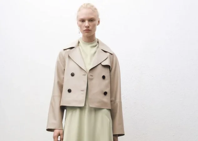 Cuero Gabardina Design Crop y Double Bottle – 249.99 €, exclusivo de Mango