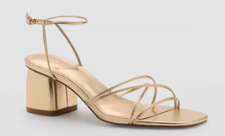 2. Elegancia con un toque de brillo: sandalias doradas