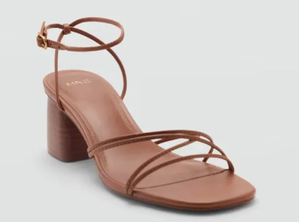 3. Sofisticación sin esfuerzo: sandalias de tono de camello