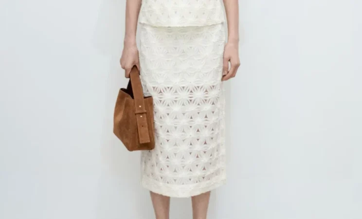 Trucos de estilo para bajitas que quieren lucir faldas con elegancia