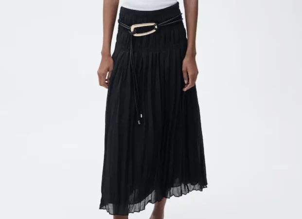 4. Falda negra fruncida. Precio: 40 € en Mango