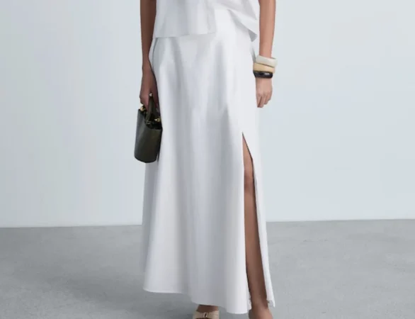 Las 8 faldas de Mango que estilizan y enamoran este verano