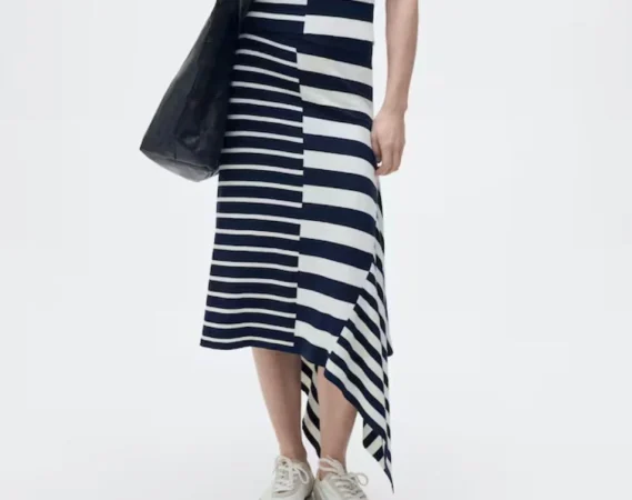 9. Falda asimétrica de rayas. Precio: 40 € en Mango