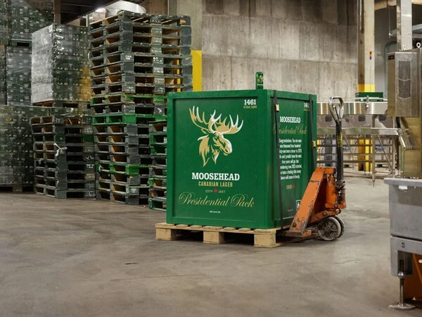 Moosehead vende un pack de 1.461 latas de cerveza para «aguantar el mandato presidencial de Trump»
