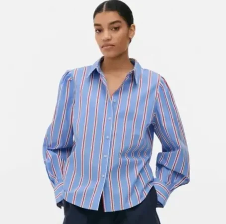 3. Camisa de rayas con contraste de rojo y azul