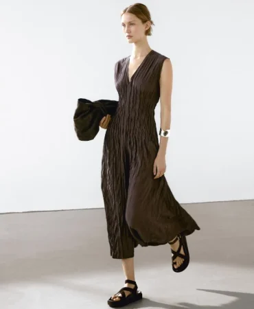 5. Vestido midi fluido plisado de Massimo Dutti
