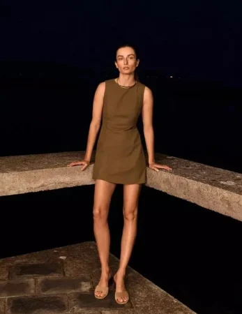 Vestido corto con manga de sisa