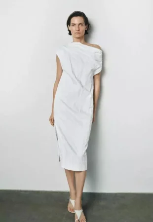 Vestido asimétrico con efecto arrugado