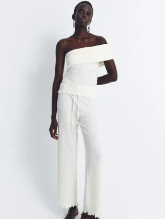 4. Conjunto monocolor blanco boho de volantes