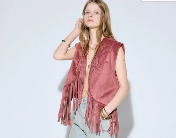 4. Chaleco con hombreras en color frambuesa: para un look más atrevido