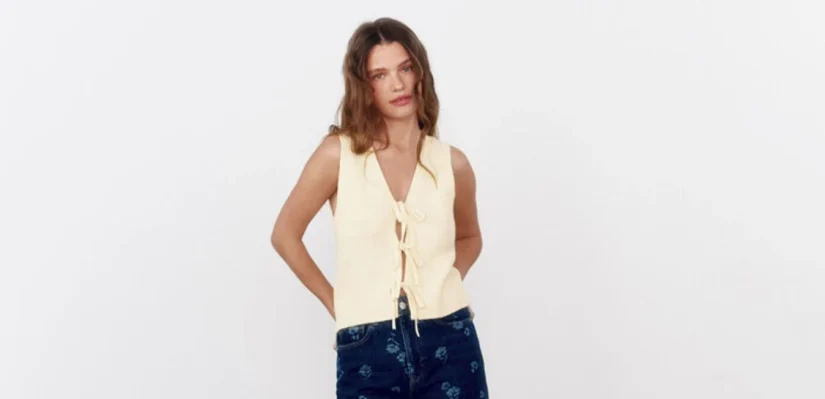 5. Chaleco con aberturas en el escote color vainilla: un básico sofisticado de Springfield