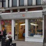 Swatch detecta mejoras en China, pero encara 2026 entre la volatilidad y la presión estructural 1 Merca2.es Swatch store Oxford Street London March 2016 02 Merca2.es
