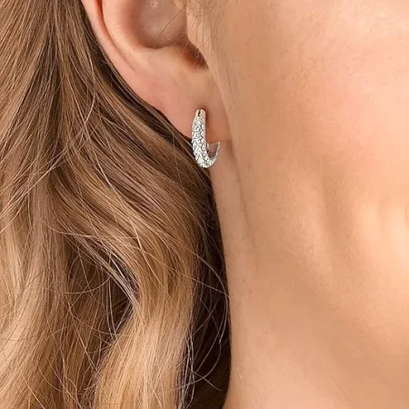 ¿Cómo combinar estos pendientes de aro de Swarovski?