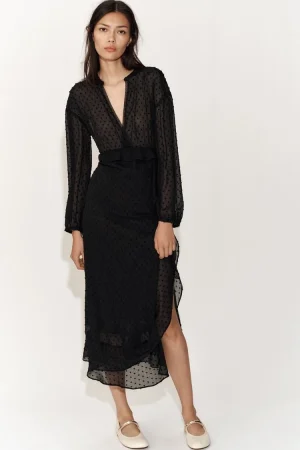 Zara está ya preparada para la primavera con su colección de vestidos clásicos 73 Merca2.es ¿Por qué elegir los vestidos largos de Zara para esta primavera?