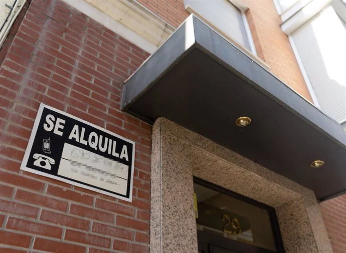 La tolerancia de las inmobiliarias al «solo españoles» indigna a los colectivos sociales