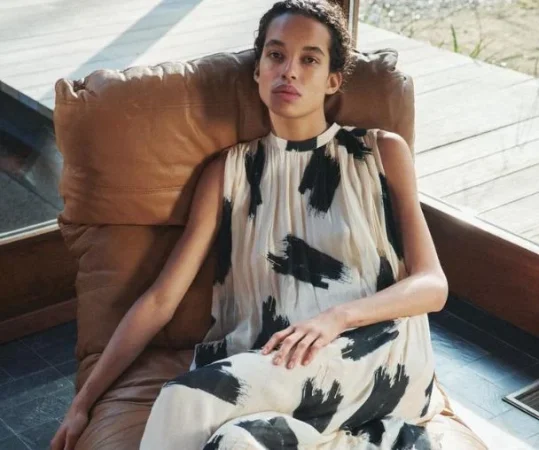 Zara está ya preparada para la primavera con su colección de vestidos clásicos 66 Merca2.es Vestido largo estampado holgado - 59,95 €
