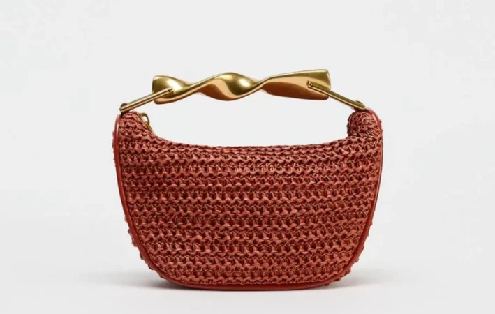 3. Box con cierre de oro en color borgoña: el toque profundo y elegante