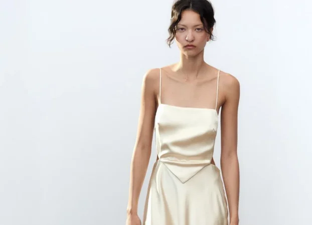 3. Vestido estilo lencero satinado en vainilla de Zara