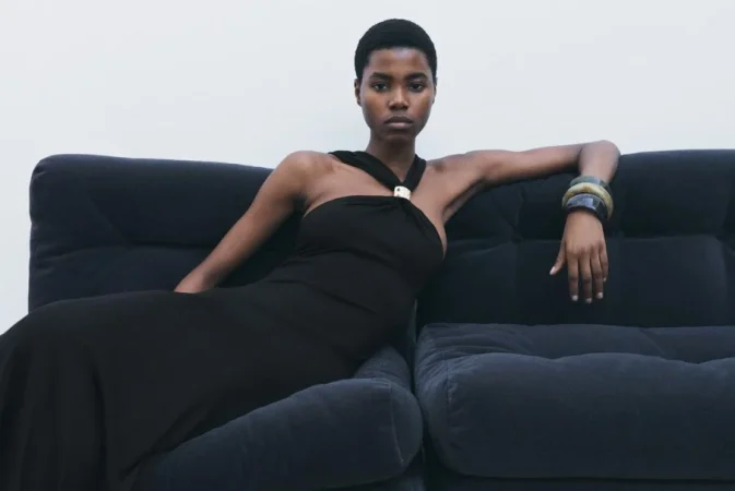 9. Vestido de punto negro ajustado con detalle dorado