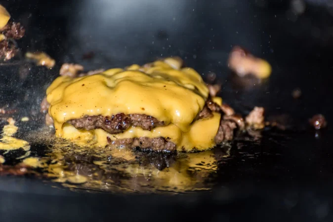 beef burgers with cheese check grilling cooking oil toasting preparation homemade hamburgers Merca2.es