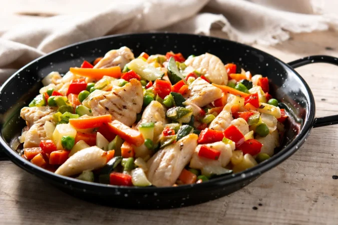 chicken stir fry vegetables wooden table Merca2.es