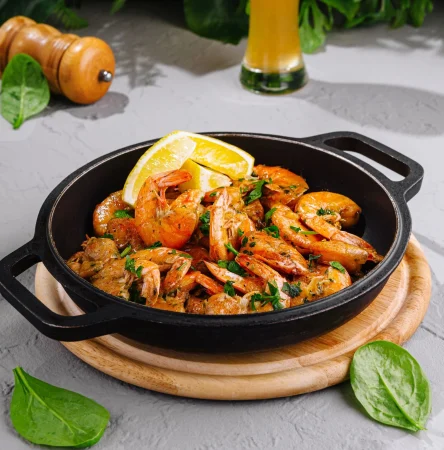 fried tiger prawns served cast iron pan with lemon herbs Merca2.es