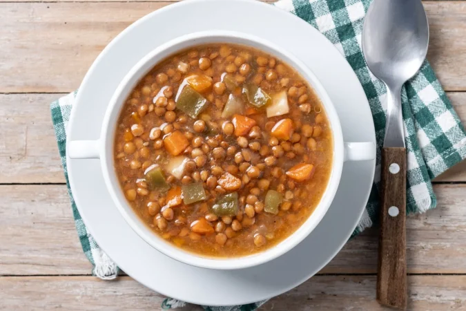 lentil soup with vegetables bowl wooden table Merca2.es