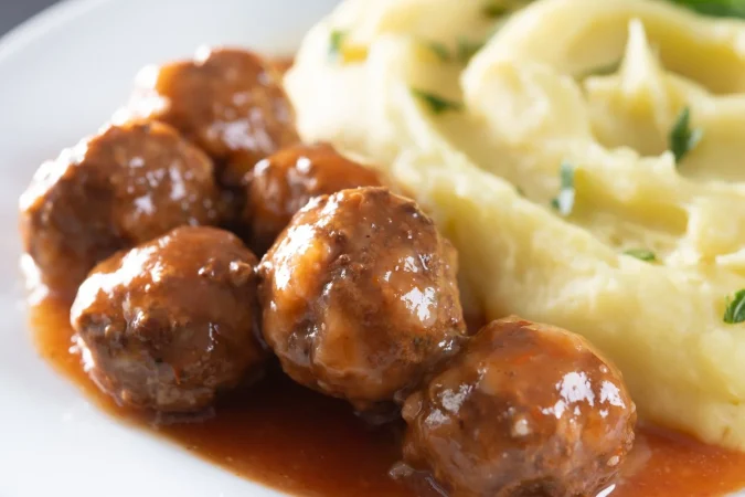 meatballs with mashed potatoes black slate background Merca2.es