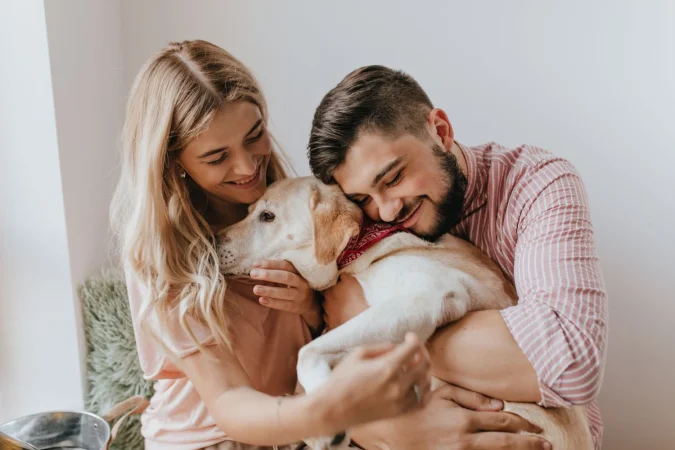 positive husband wife play with dog man striped shirt hugs labrador with tenderness Merca2.es