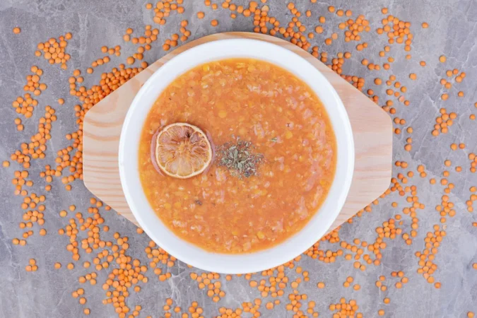 red lentil soup with slice lemonnd spices Merca2.es
