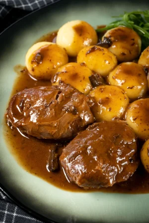 Carrilleras de ternera al vino tinto: una delicia culinaria 8 Merca2.es traditional german braised pork cheeks in brown sa 2025 03 05 09 49 44 utc Merca2.es