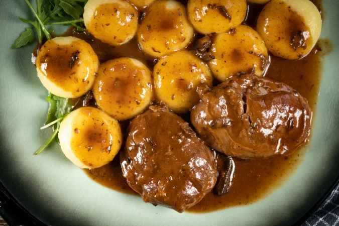 Carrilleras de ternera al vino tinto: una delicia culinaria 9 Merca2.es traditional german braised pork cheeks in brown sa 2025 03 08 12 21 45 utc Merca2.es