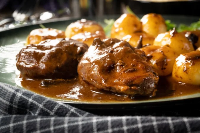 Carrilleras de ternera al vino tinto: una delicia culinaria 7 Merca2.es traditional german braised pork cheeks in brown sa 2025 03 08 20 54 46 utc Merca2.es