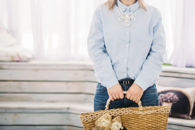 woman is staying with bag hands closeup Merca2.es
